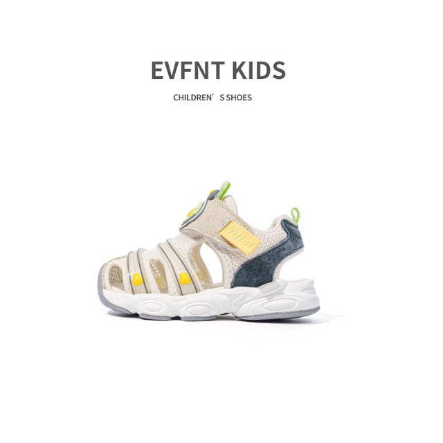 Lindas y cómodas sandalias para niños de un evento niños